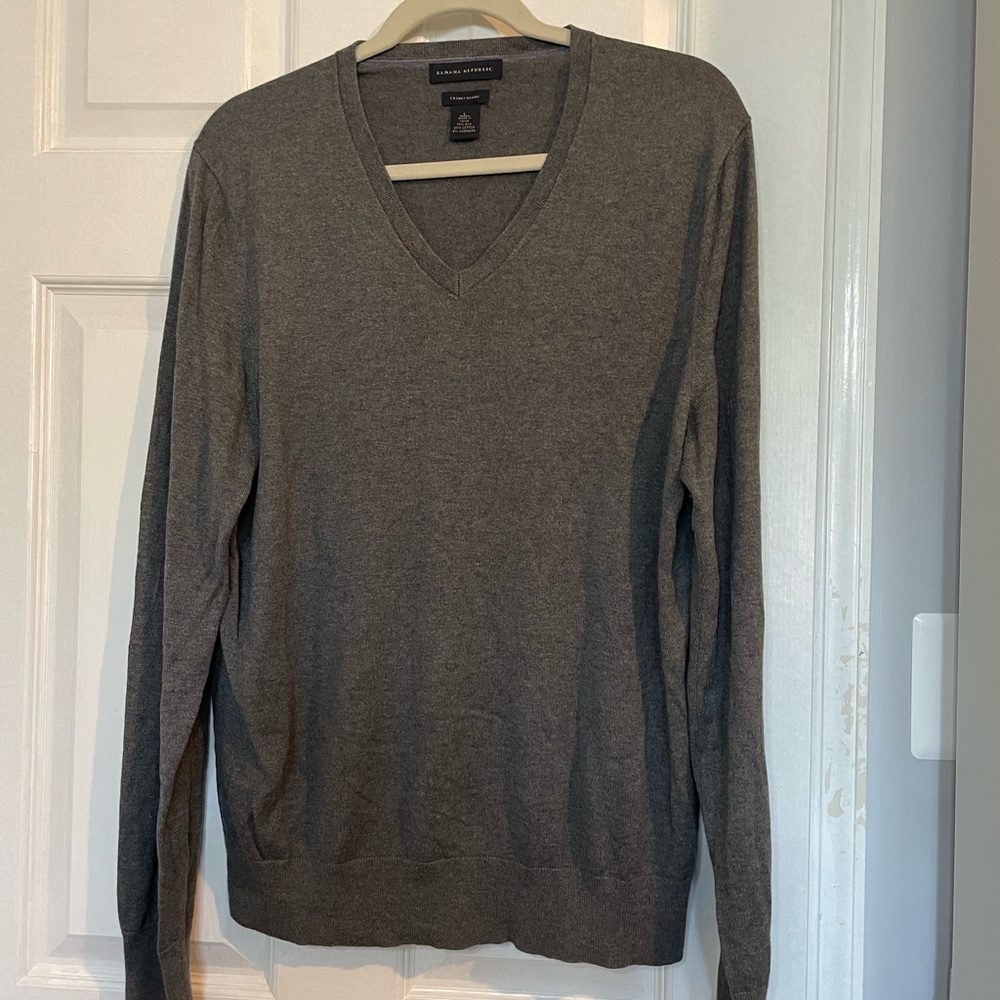 Banana Republic men’s silk/cashmere luxury blend gray sweater - size L